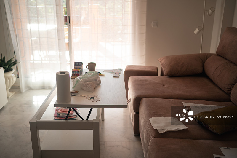 客厅里真实的家庭杂物图片素材