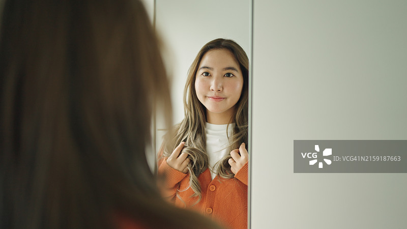 女人在镜子里看着自己图片素材