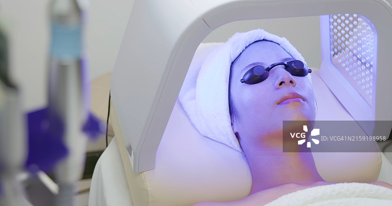 亚洲美容师使用光谱仪图片素材