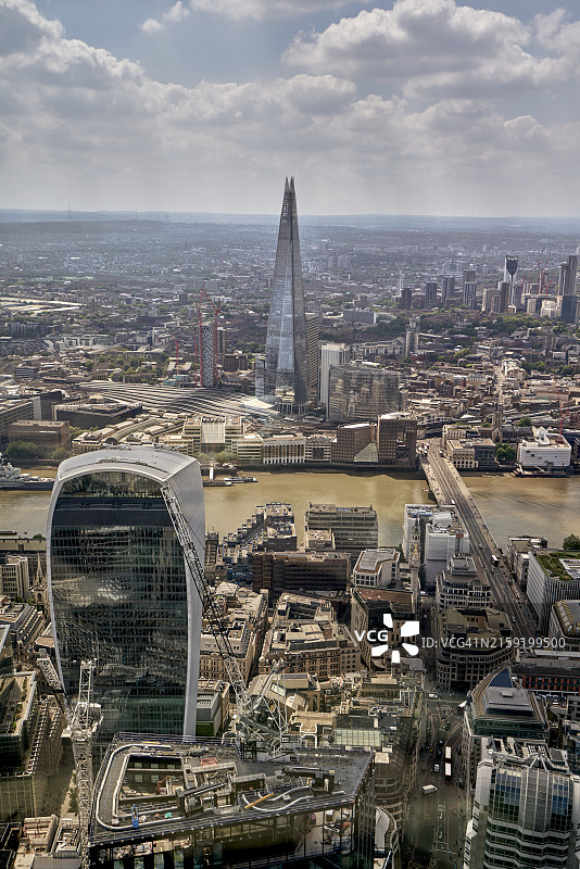 从伦敦主教 gate 22号大楼58层向南看芬丘奇街20号大楼，泰晤士河和碎片大厦图片素材