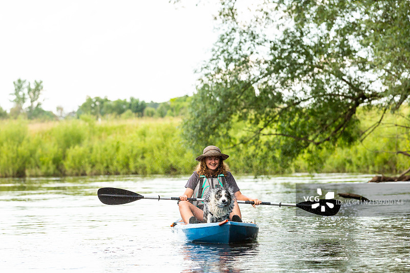 正在划皮划艇的澳洲牧羊犬甩水图片素材