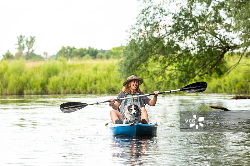 正在划皮划艇的澳洲牧羊犬甩水图片素材