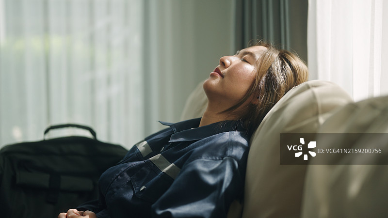 女技术员在沙发上小憩图片素材