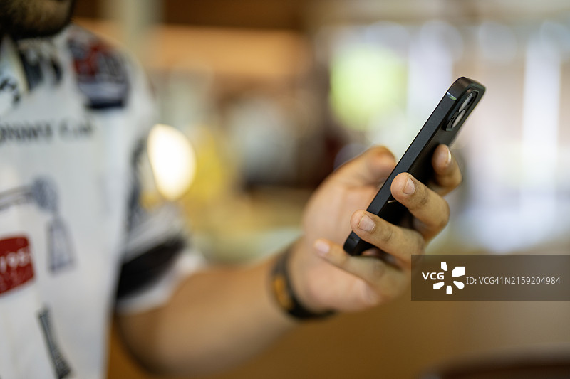 男人在智能手机上打字图片素材