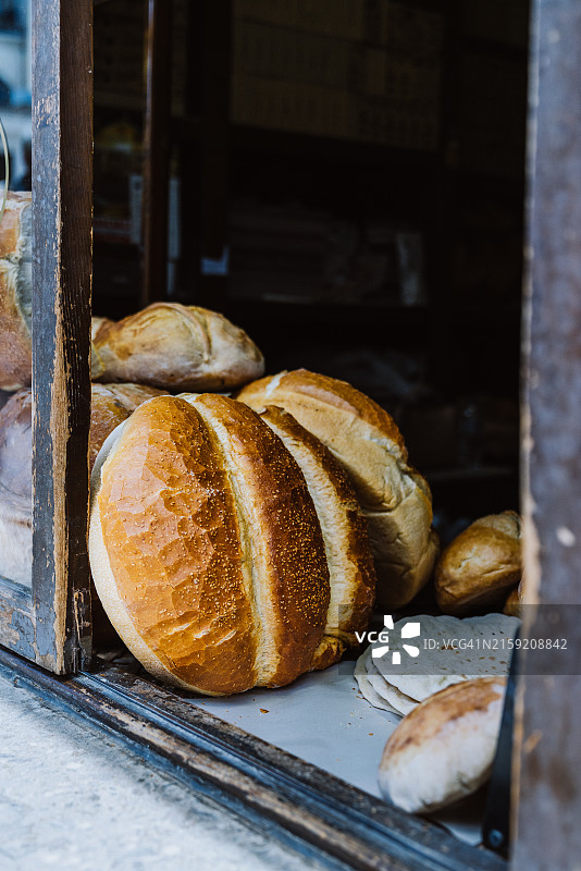 新鲜出炉的特拉布宗面包和百吉饼图片素材