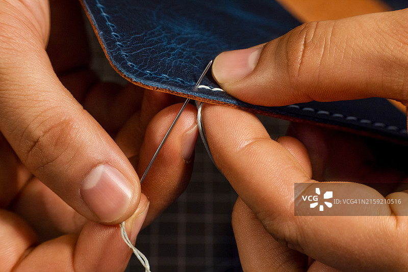工匠在工作室制作皮革纺织品图片素材