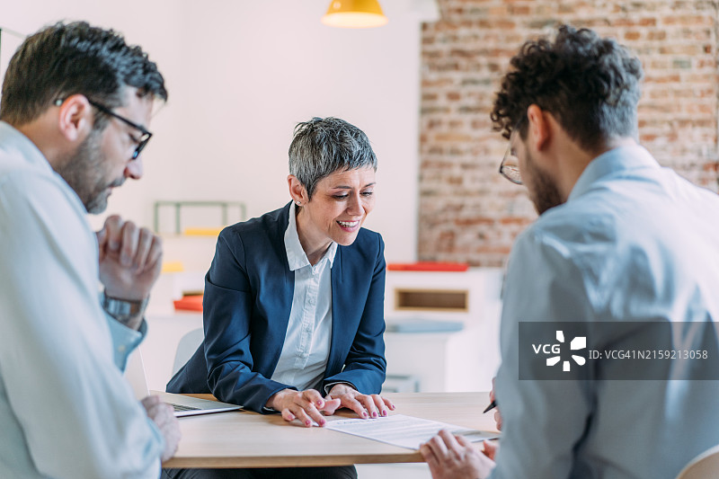 办公室里签署合同的商务人士图片素材