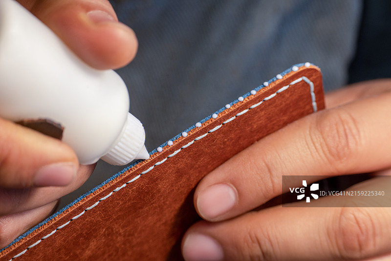 手工艺人制作皮革工艺品图片素材