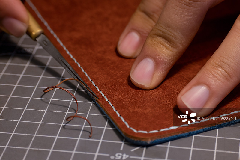 棕色皮革条上的斜边切割刃图片素材