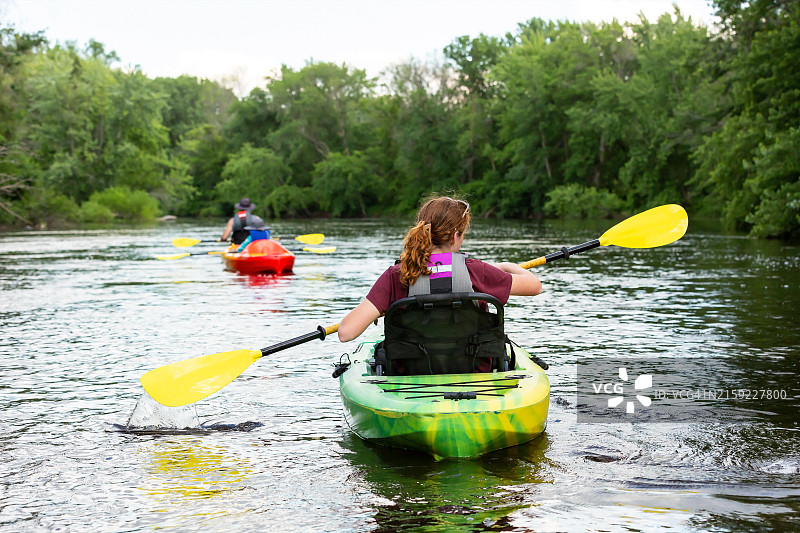 夏季一家人在朗姆河上划皮划艇图片素材