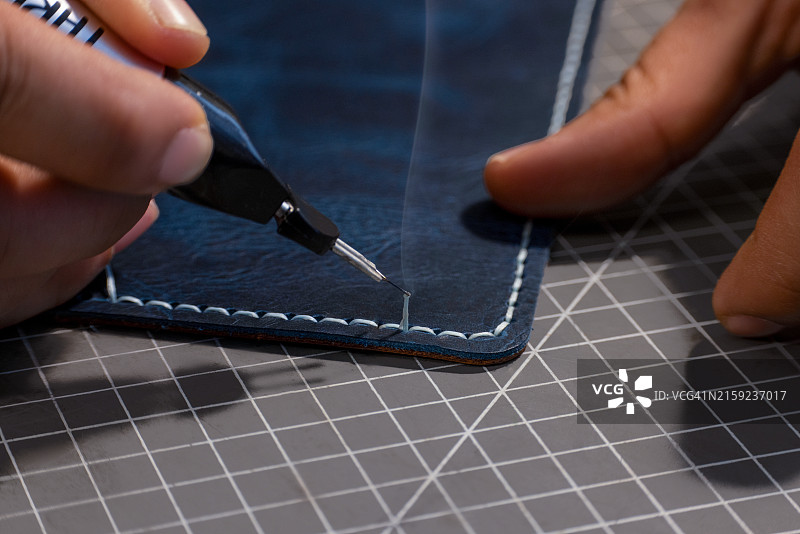 男人使用皮革工作图片素材