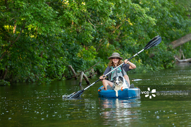 澳大利亚牧羊犬与少女皮划艇图片素材