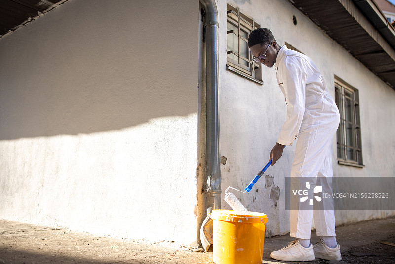 男人粉刷外墙图片素材