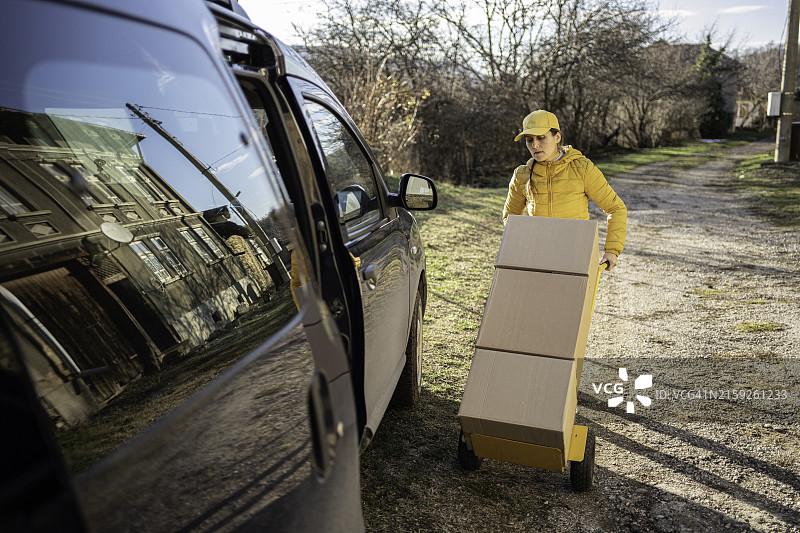 零工福利，兼职送货的女人图片素材
