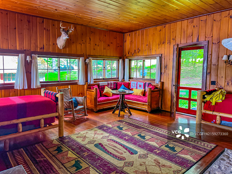 萨加莫尔大营地格洛里亚小屋内部，拉奎特湖图片素材