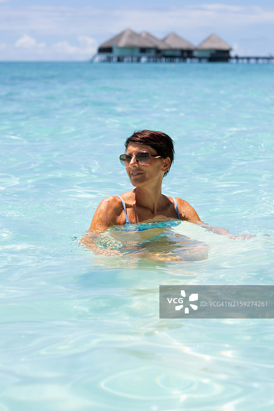 享受碧蓝大海的女人图片素材