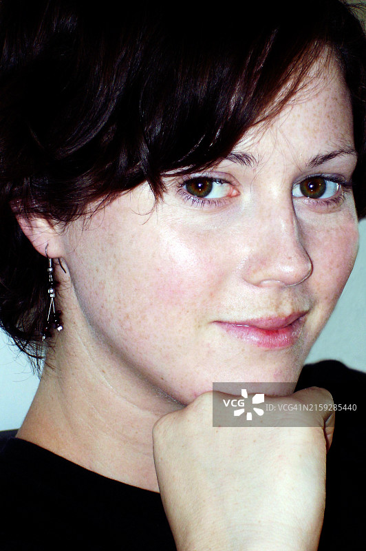 迷人的年轻女人看着镜头图片素材