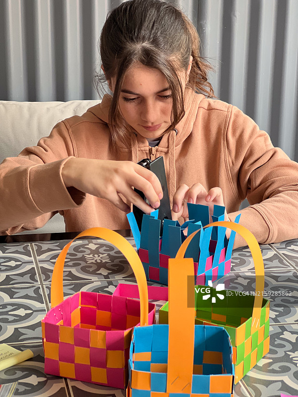 少女制作纸篮工艺品图片素材