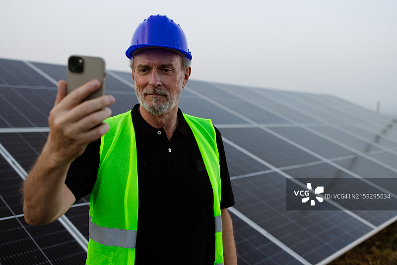 在太阳能发电站提供系统运营报告的监管员图片素材