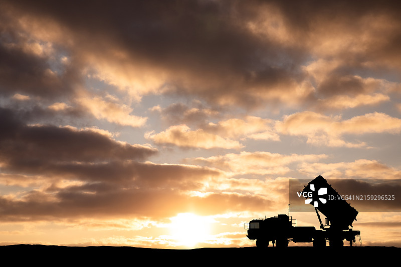 夜间地对空防御导弹系统图片素材