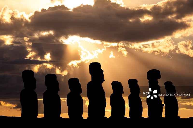 日落时拉诺拉拉库的摩艾石像，智利，复活节岛图片素材