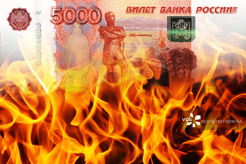 俄罗斯卢布纸币在火焰背景上图片素材
