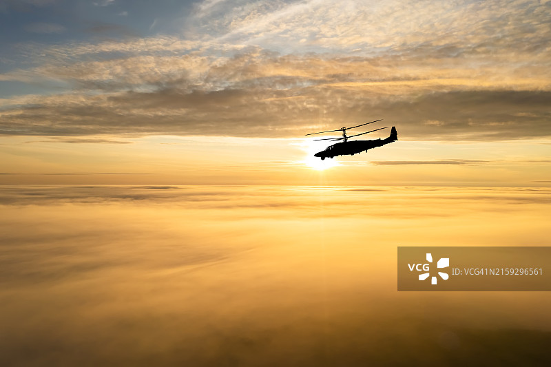 日落天空下的俄罗斯军用直升机图片素材