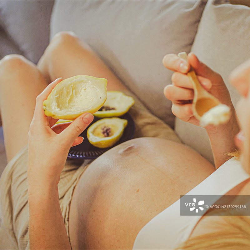 孕妇吃柠檬冰淇淋图片素材