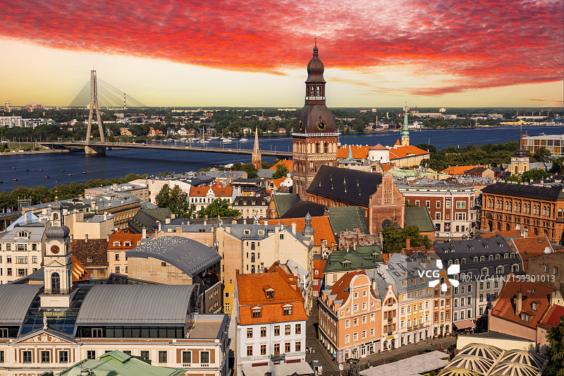 日落时分从圣彼得教堂俯瞰里加老城景色，拉脱维亚图片素材