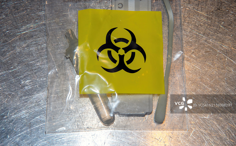 生物危害废弃物塑料袋的细节，内含用过的COVID-19快速抗原家庭自测盒图片素材
