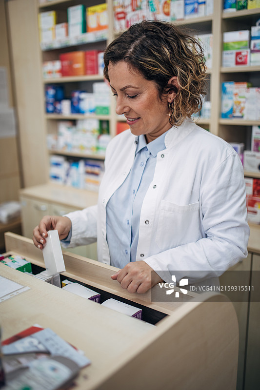 女药剂师整理药架图片素材