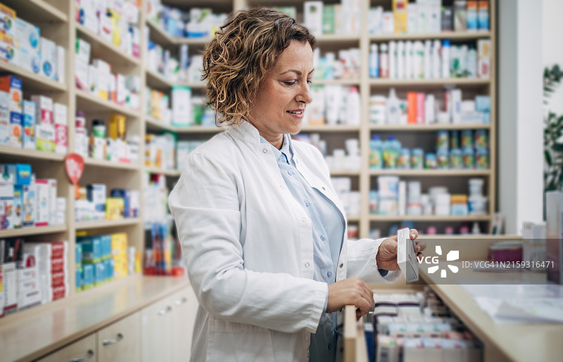 女药剂师整理药架图片素材