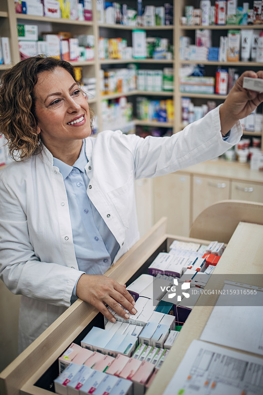 女药剂师整理药架图片素材