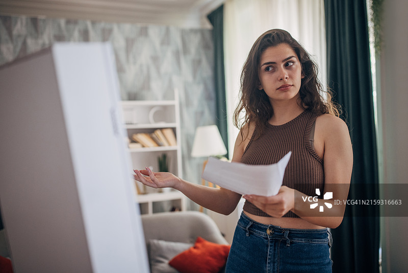 在镜子前练习演讲的年轻白人女子图片素材