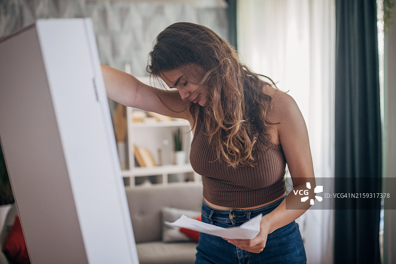 年轻女人在镜子前练习演讲图片素材