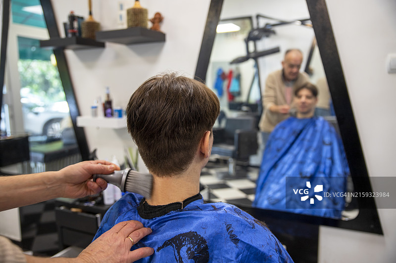 现代理发店里的年轻男人图片素材