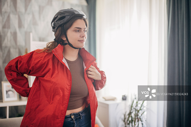 戴头盔的女人，自信的表情图片素材