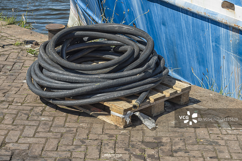 黑色橡胶缠绕工业水管图片素材