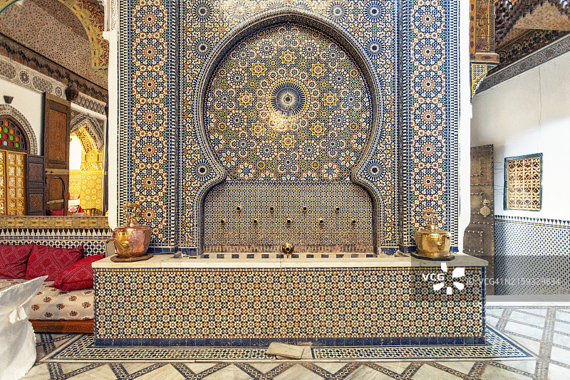摩洛哥非斯古城里亚德庭院的马赛克瓷砖作品图片素材