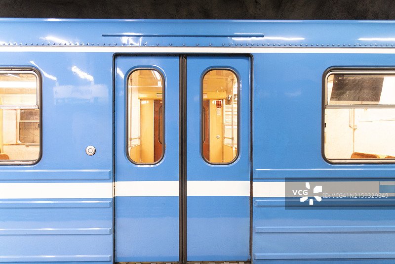 瑞典地铁站内的地铁列车图片素材