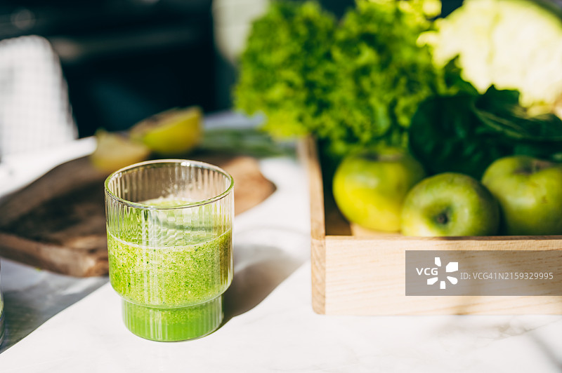 排毒饮食概念：木桌上的绿色蔬菜图片素材