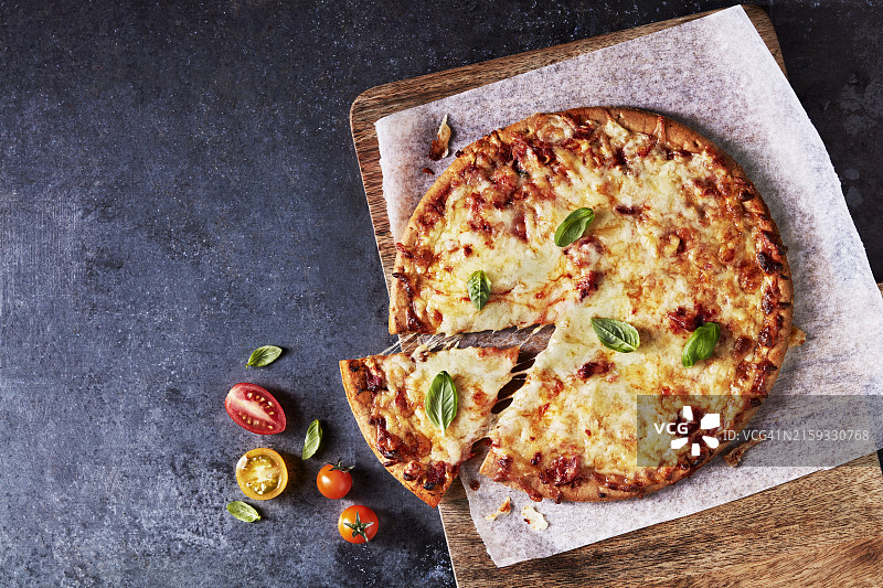 美味的奶酪披萨和一片上桌的披萨图片素材