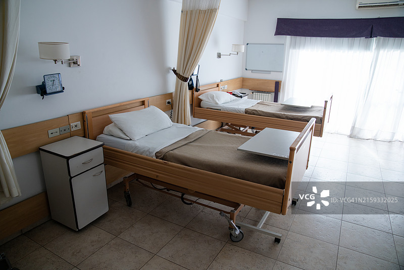 现代化医院病房里的空床图片素材