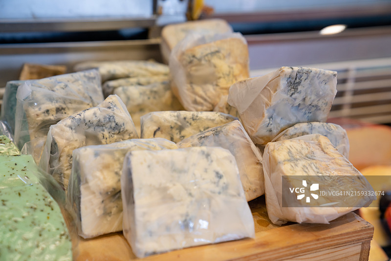 超市里用保鲜膜包裹的各种奶酪图片素材