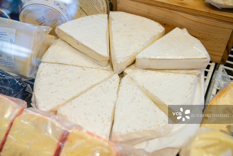食品店冷藏展示柜中的布里奶酪图片素材