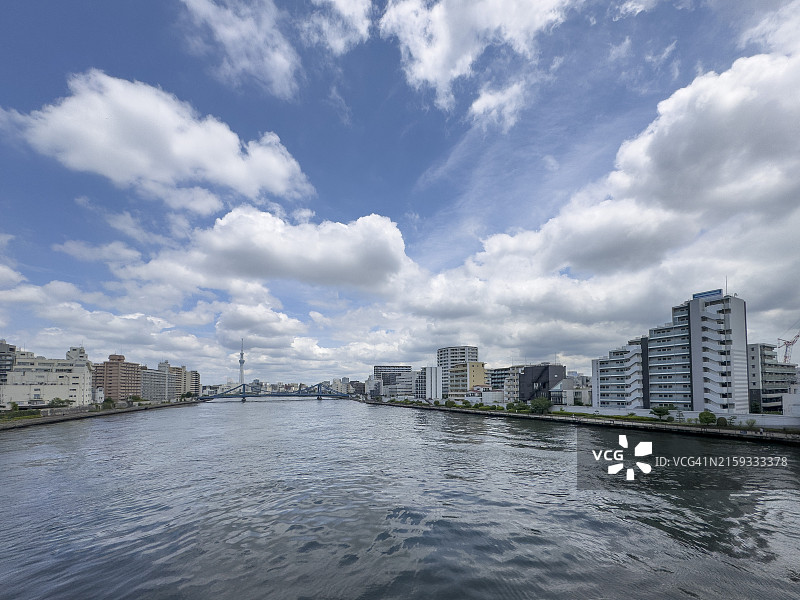 阴天背景下的东京晴空塔和隅田川图片素材