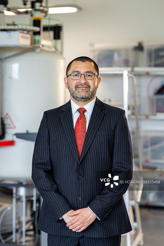 身穿西装的男士在大学实验室里图片素材