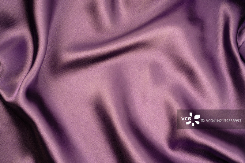 精细光面丝绸纹理背景，紫色织物的全画幅镜头图片素材