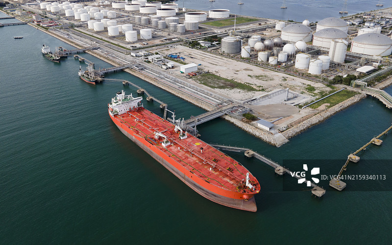 原油油轮和储油罐鸟瞰图图片素材