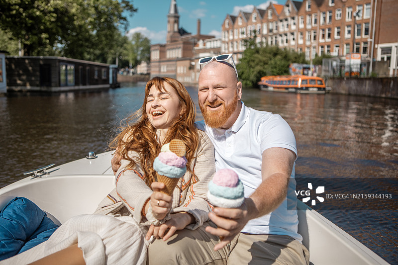 一对的夫妇带着冰淇淋在阿姆斯特丹观光图片素材